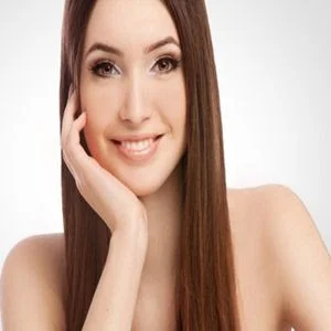 mulher com cabelos lisos e bonitos