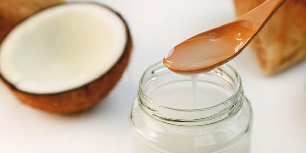 Aceite de coco para eliminar la placa bacteriana y el sarro en los dientes