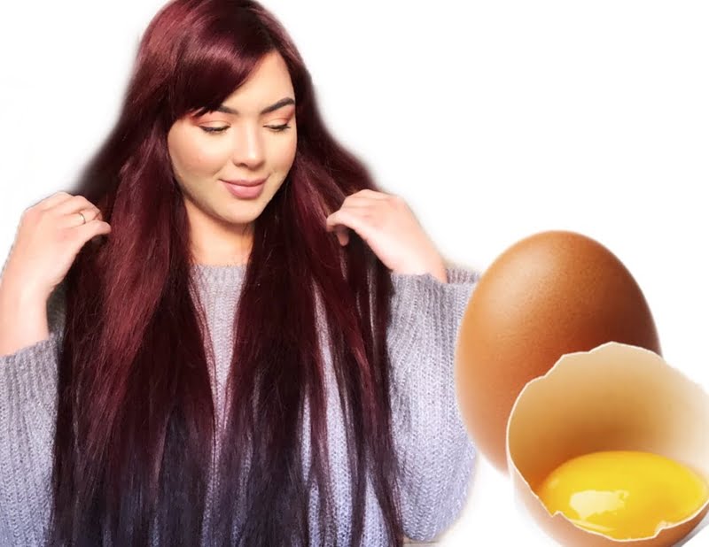 mulher cabelos longos ao lado de ovo de galinha