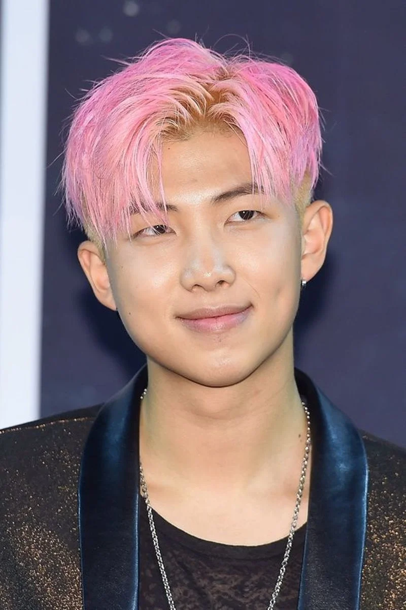 Cabelo rosa masculino claro