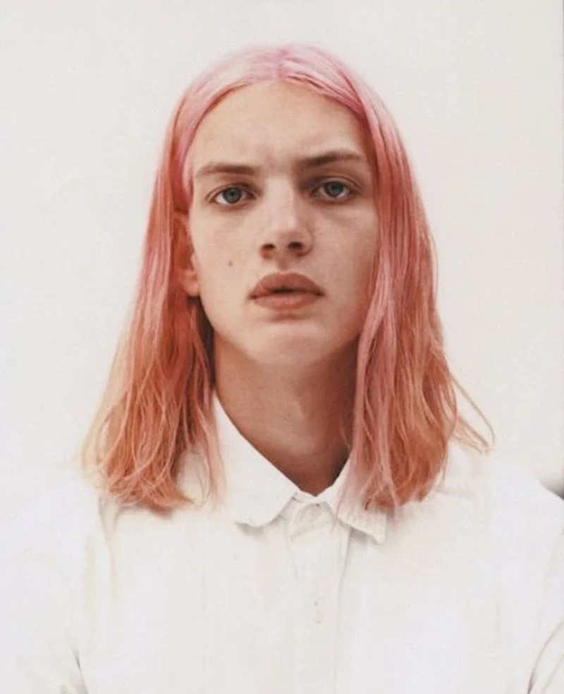 Cabelo rosa masculino longo