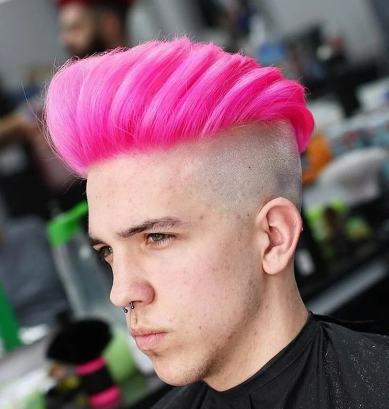 Cabelo rosa masculino topete