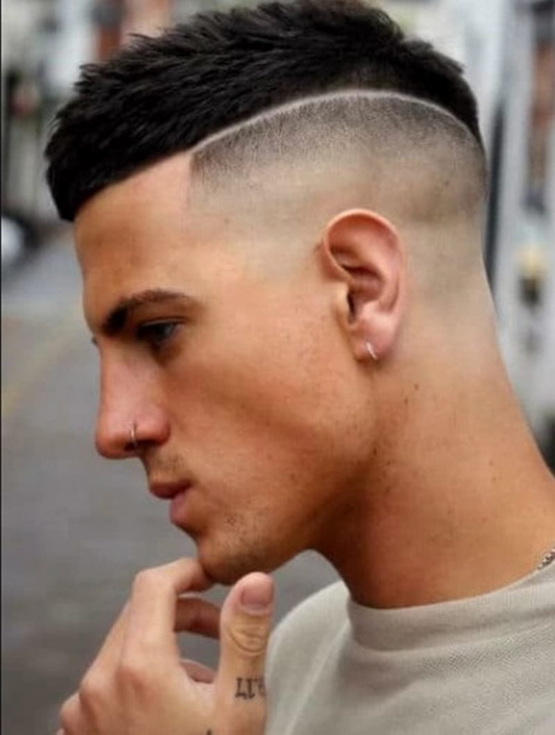 Corte undercut com listra lateral
