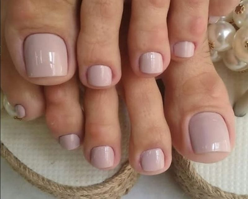 Esmalte nude nas unhas dos pés
