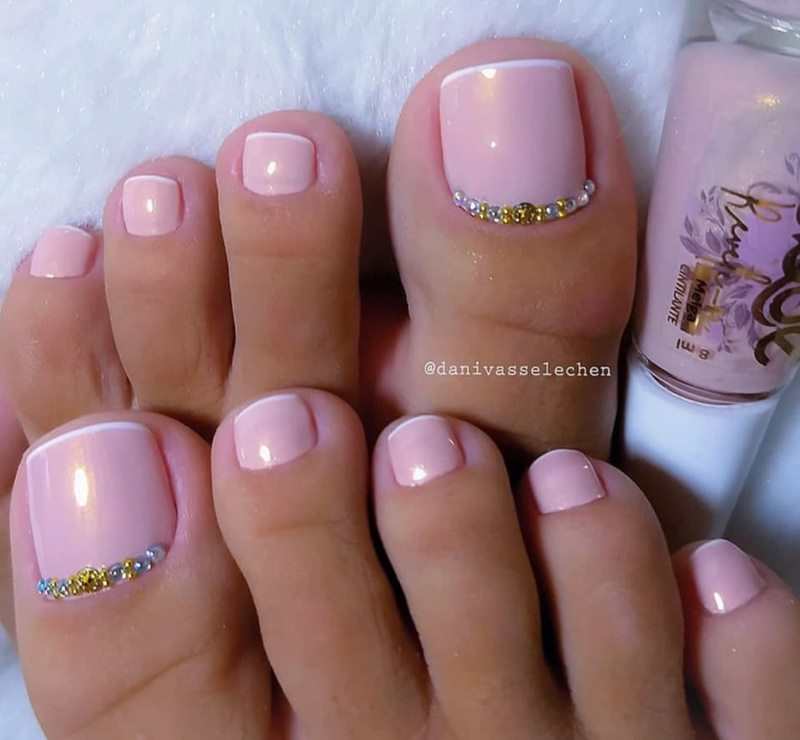Esmalte rosa nas unhas dos pés